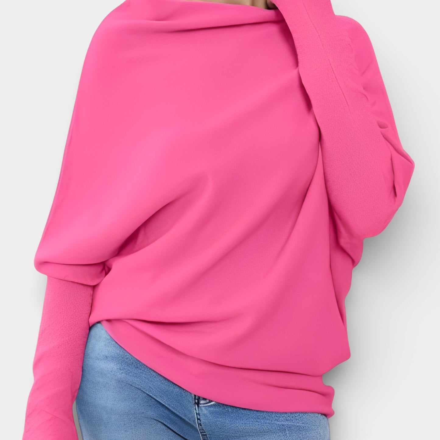 Gabriela – Volný svetr s asymetrickým výstřihem off-shoulder
